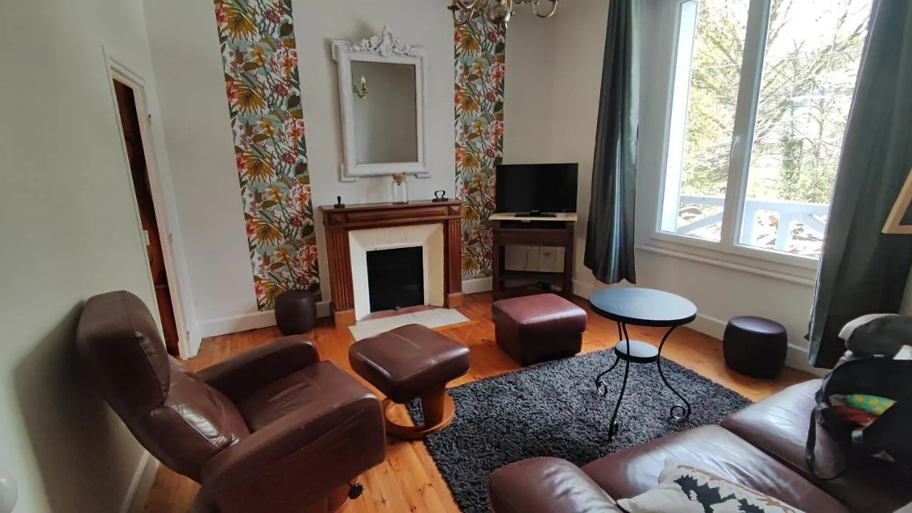 Maison Des Annees 30 - Vic-Sur-Cere - 4 Personnes 0*,  France